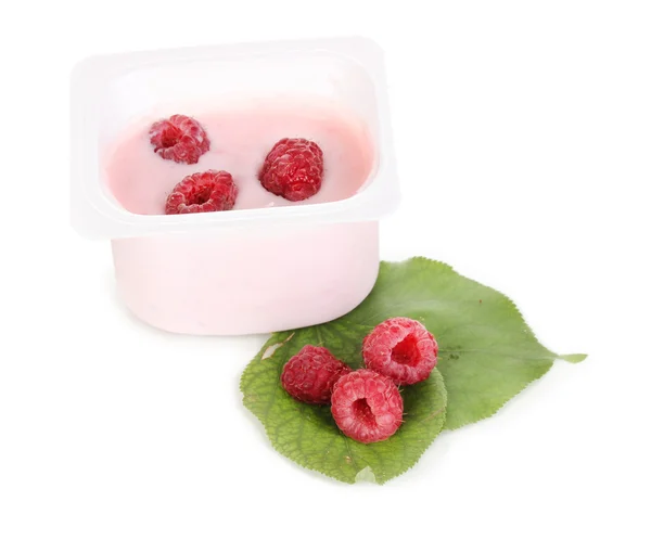Yogurt with raspberry isolated on white — Stock Photo, Image