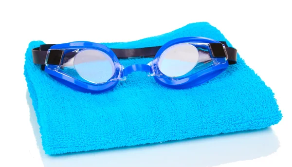 Occhiali da bagno su asciugamano isolato su bianco — Foto Stock