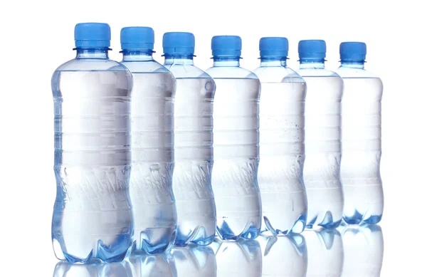 水隔离在白色的塑料瓶 — 图库照片