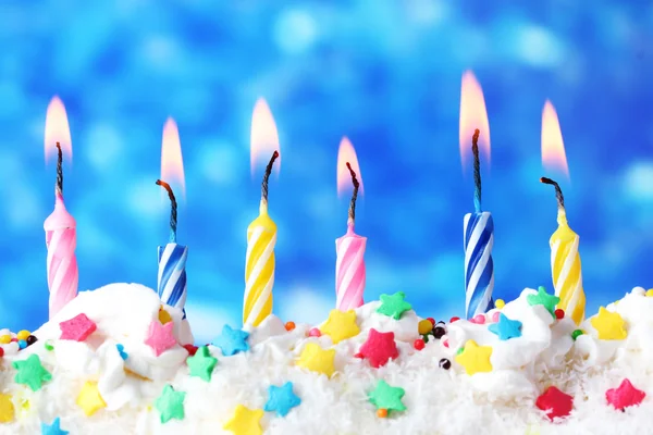 Mooie birthday kaarsen op blauwe achtergrond — Stockfoto