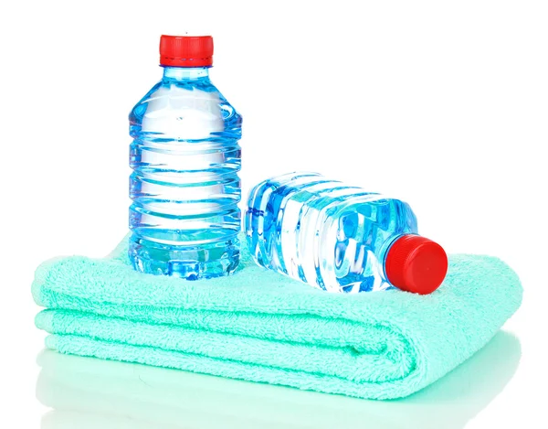 Πλαστικά μπουκάλια του νερού στην πετσέτα που απομονώνονται σε λευκό — Φωτογραφία Αρχείου