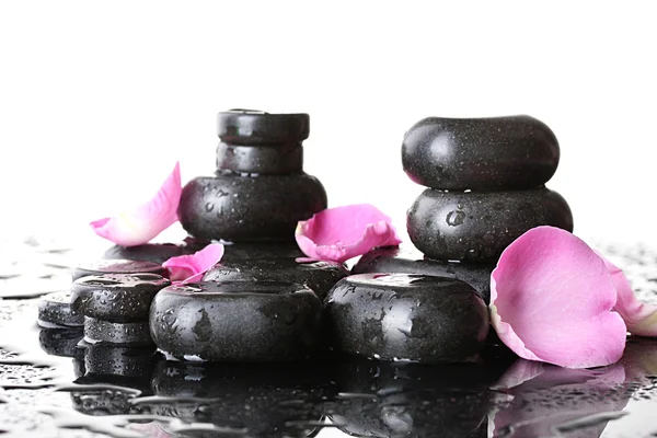 Wellness kameny s kapkami a růží na bílém pozadí — Stock fotografie