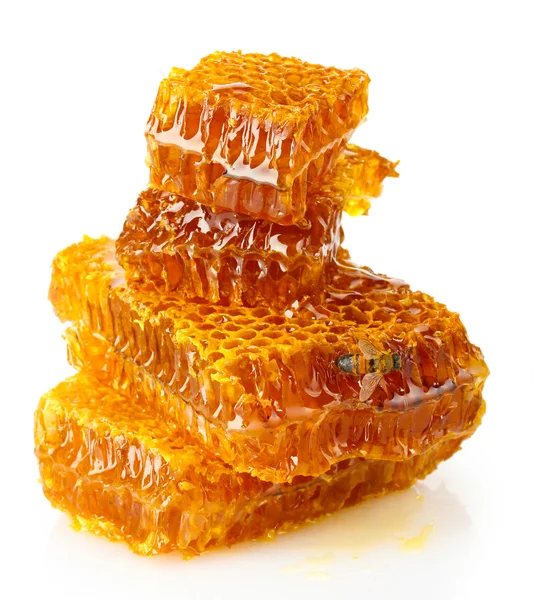 Zoete honingraat met honing, geïsoleerd op wit — Stockfoto