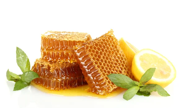 Favos de mel doces com limão e hortelã, isolados em branco — Fotografia de Stock