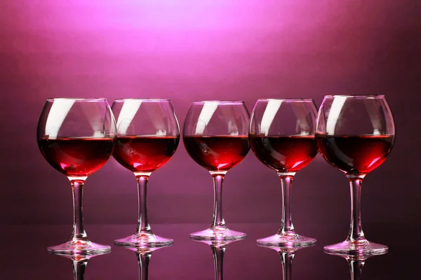 Weingläser auf violettem Hintergrund — Stockfoto