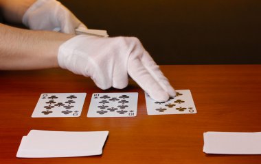 Kartlar ve el kahverengi arka planda