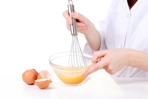 흰 바탕에 따로 놓은 그릇에 달걀을 혼합하는 암컷 손 — 스톡 사진