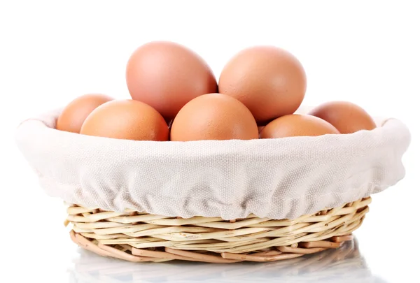 Braune Eier im Korb isoliert auf weiß — Stockfoto