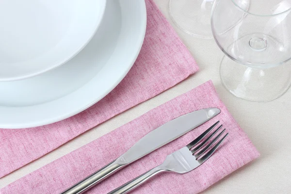 포크, 칼, 접시와 냅킨 테이블 설정 — 스톡 사진