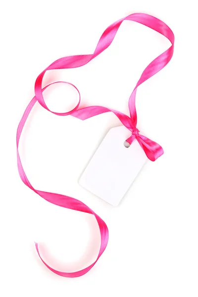 Etiqueta regalo en blanco con lazo de satén rosa y cinta aislada en blanco — Foto de Stock