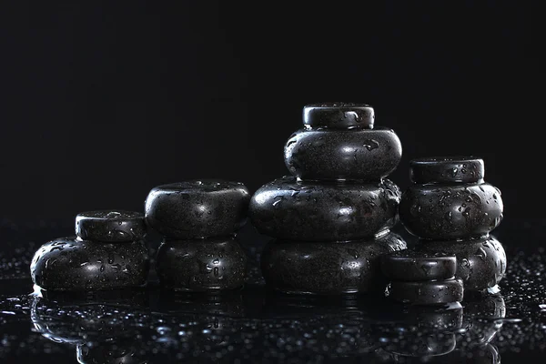 Спа камені з краплями на чорному тлі — стокове фото