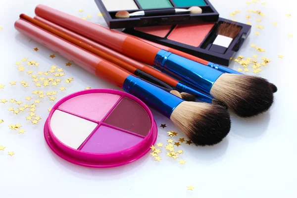 Make-up kartáčky v držáku a kosmetika izolované na bílém — Stock fotografie