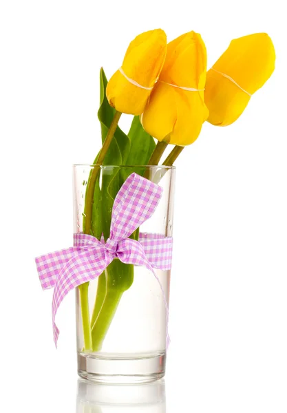 白で隔離される花瓶に美しいチューリップ — ストック写真