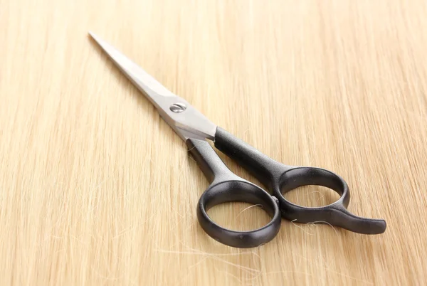 Lesklé blonďaté vlasy a vlasy řezací nůžky detail — Stock fotografie