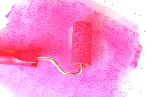 Rouleau de peinture avec peinture rose vif gros plan — Photo