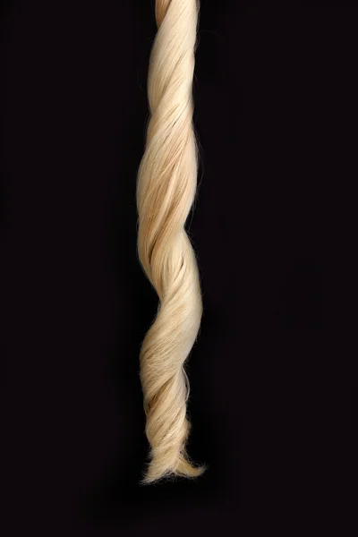 Lockiges blondes Haar vereinzelt auf schwarz — Stockfoto