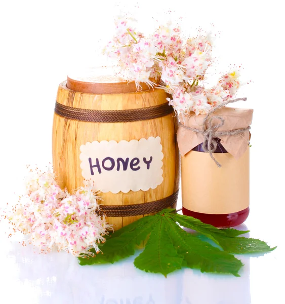 一桶和一罐蜂蜜和孤立在白色背景上的板栗花 — 图库照片