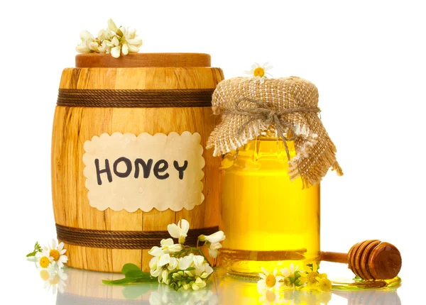Süßer Honig im Fass und Glas mit Akazienblüten isoliert auf weiß — Stockfoto