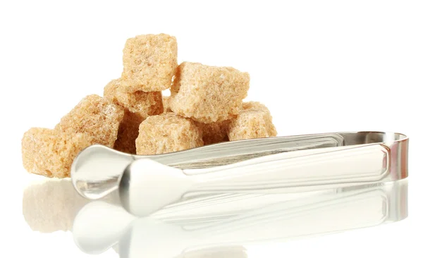 Hnědý třtinový cukr kostky cukru kleště izolované na bílém — Stock fotografie