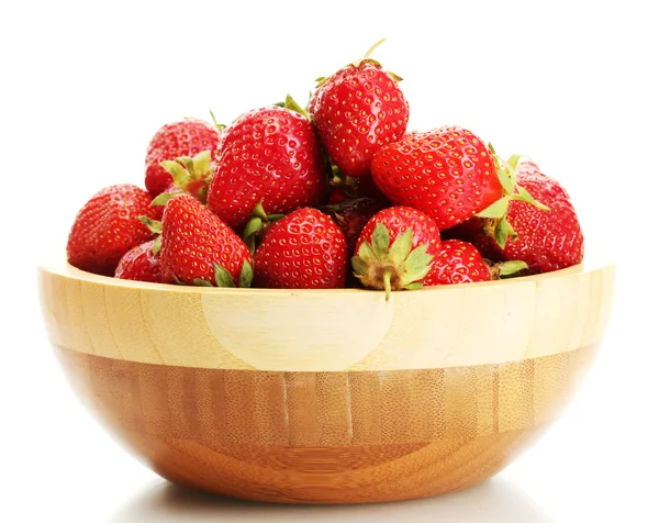 सफेद पर अलग लकड़ी के कटोरे में मीठे परिपक्व स्ट्रॉबेरी — स्टॉक फ़ोटो, इमेज