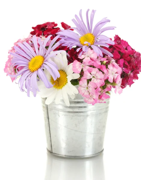 Гарний букет з яскравих диких квітів у відрі, ізольований на білому — стокове фото