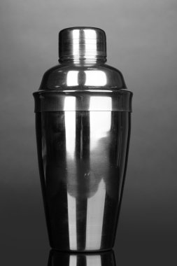 kokteyl shaker gri arka plan üzerinde