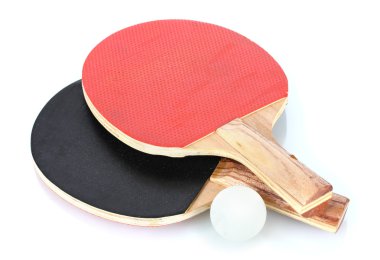 Ping-pong raketleri ve topu, beyaz üzerine izole edilmiş.