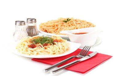 kompozisyon üzerinde beyaz izole domates soslu lezzetli pişmiş spagetti