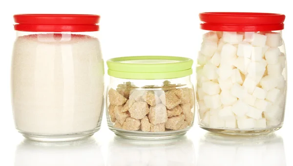 Frascos con terrón de azúcar de caña morena, azúcar de cristal blanco y azúcar de terrón blanco aislado en blanco — Foto de Stock