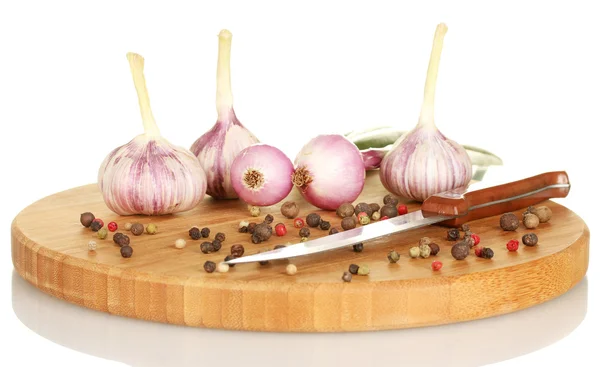 Cipolla giovane e aglio su un tagliere isolato su bianco — Foto Stock