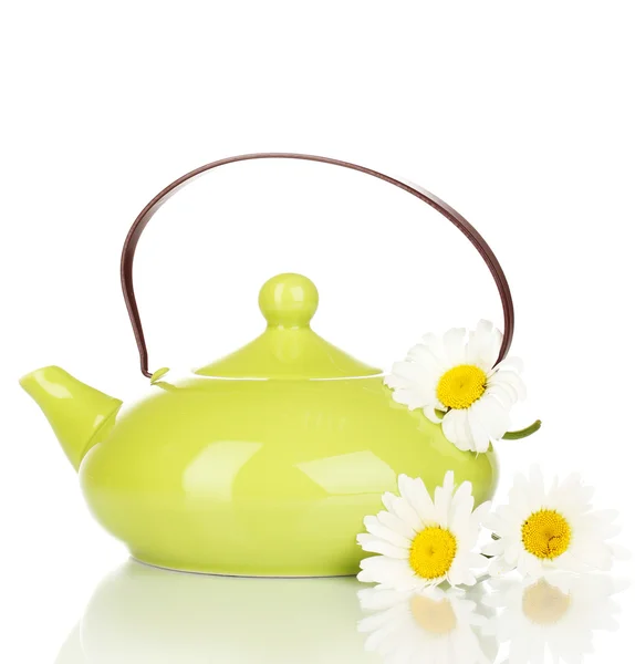 Teekanne mit Kamillentee isoliert auf weiß — Stockfoto