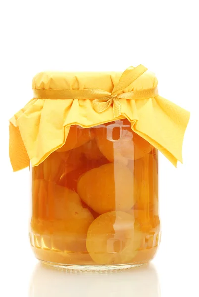 Aprikosendosen in einem Glas isoliert auf weiß — Stockfoto
