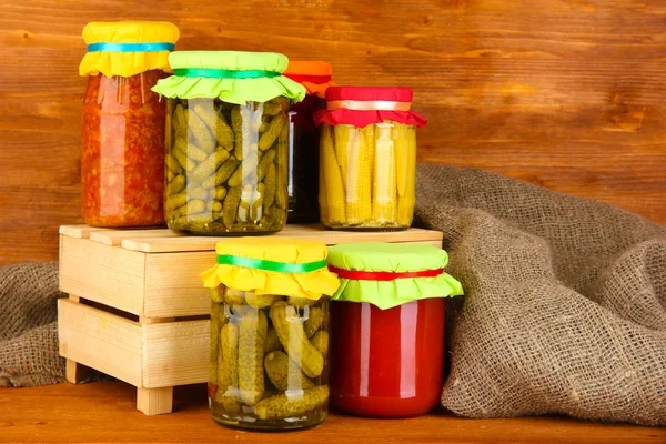 木製の背景はクローズ アップでの野菜の缶詰の jar ファイル — ストック写真