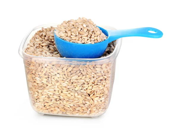 Cucchiaio di misura e contenitore di plastica con grano isolato su bianco — Foto Stock