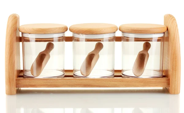 Vasi di vetro vuoti per spezie con cucchiai su ripiano in legno isolato su bianco — Foto Stock