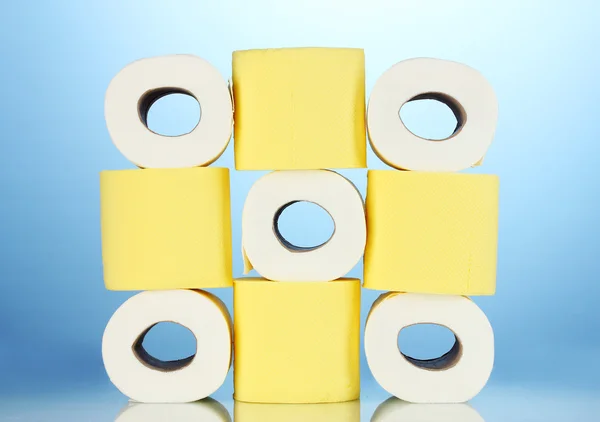 Mavi arka planda tuvalet kağıdı ruloları — Stok fotoğraf