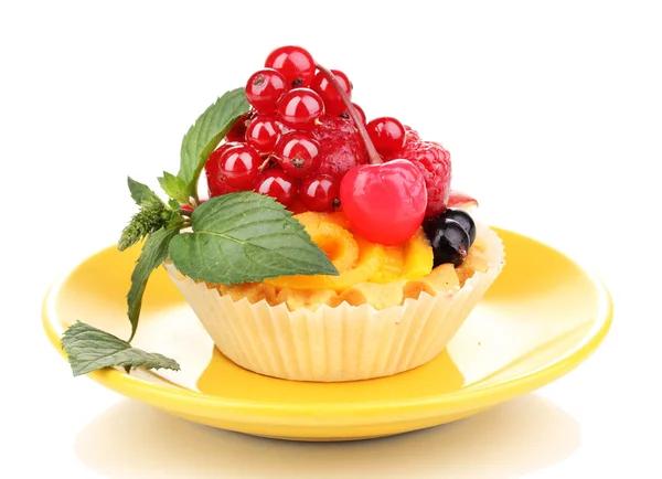 과일과 흰색 절연 열매와 상쾌한 케이크 — 스톡 사진