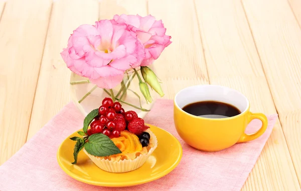 水果和浆果木桌上的香味蛋糕 — 图库照片