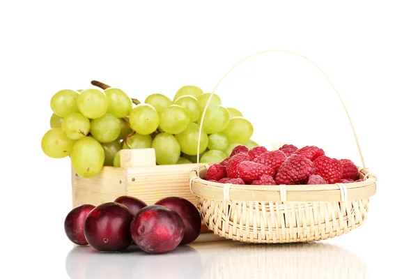 Frutos maduros e bagas isoladas em branco — Fotografia de Stock