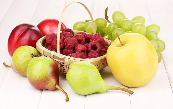 Érett, édes gyümölcsök és bogyók, fából készült háttér — Stock Fotó