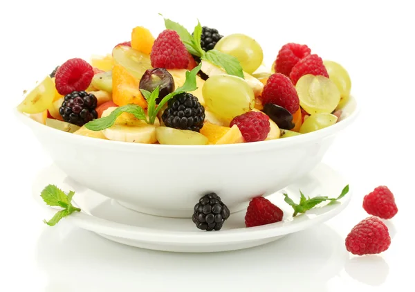 Salada de frutas frescas em tigela e bagas, isolada em branco — Fotografia de Stock
