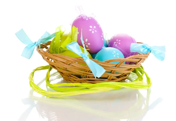 炫彩的复活节彩蛋篮上白色隔离 — 图库照片