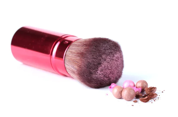 Make-up és elszigetelt fehér por golyó piros kefe — Stock Fotó