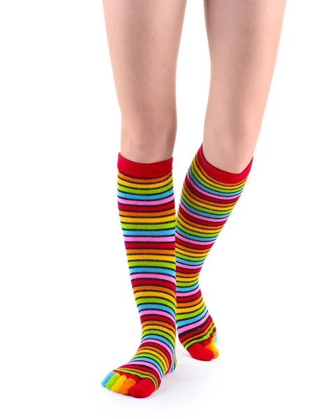 Színes csíkos zoknit elszigetelt fehér női lábak — Stock Fotó