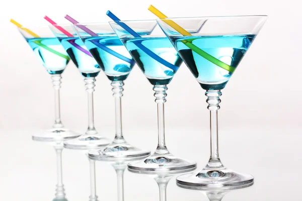 Cóctel azul en vasos de martini aislados en blanco — Foto de Stock