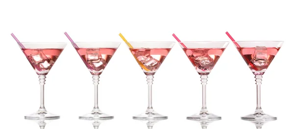 Coquetel vermelho em copos de martini isolados em branco — Fotografia de Stock