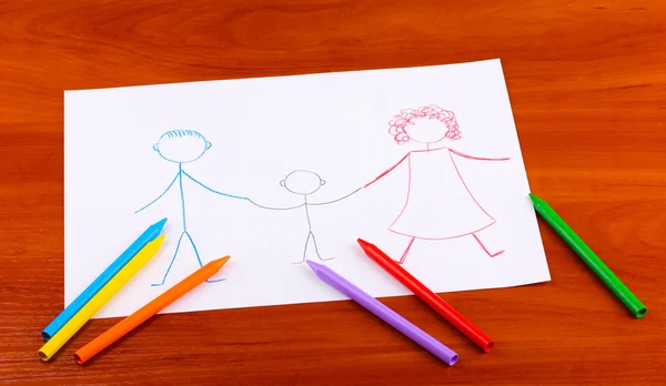 子供の木製の背景に家族や鉛筆の描画します。 — ストック写真