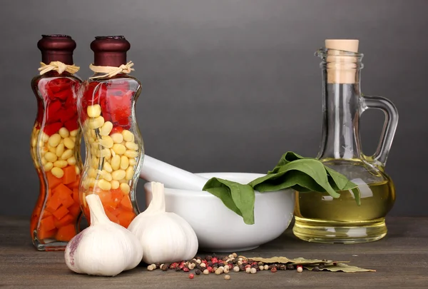 Set van ingrediënten en kruiden voor het koken op houten tafel op grijze achtergrond — Stockfoto