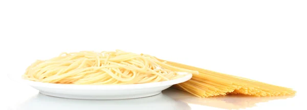 Espaguetis italianos cocidos en un plato blanco con tenedor aislado sobre blanco — Foto de Stock