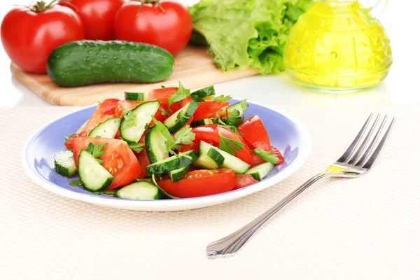 Frischer Salat mit Tomaten und Gurken — Stockfoto
